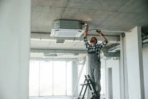 Climatisation professionnelle : conseils pour un environnement de travail confortable et sain toute l’année